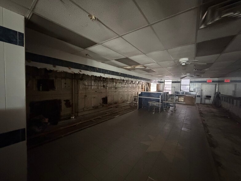 2106 Newtown ave, Queens, NY for lease - Building Photo - Image 3 of 4