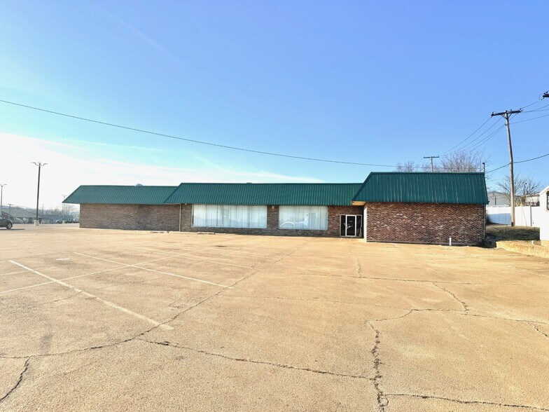 208 Lincoln Dr, Fredericktown, MO à vendre - Photo du bâtiment - Image 2 de 13