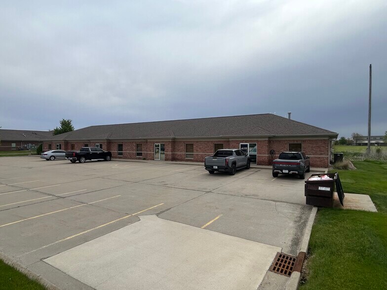 1702 Tullamore Ave, Bloomington, IL for lease - Building Photo - Image 2 of 11