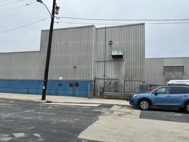 901 S 17th St, Manitowoc, WI for lease - Building Photo - Image 2 of 11