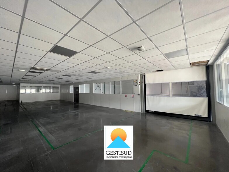 Flex in Aubagne for lease - Interior Photo - Image 3 of 5