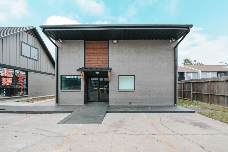 6801 N Navarro St, Victoria, TX for sale - Building Photo - Image 2 of 11
