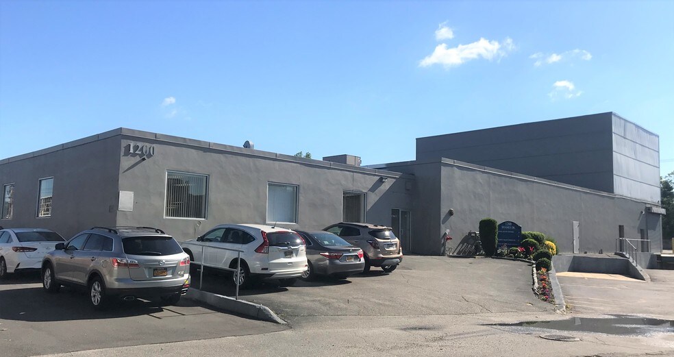 1200 Shames Dr, Westbury, NY à louer - Photo du bâtiment - Image 2 de 2