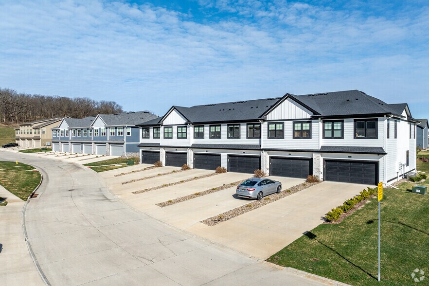 10049 Stark Dr, West Des Moines, IA à vendre - Photo du bâtiment - Image 2 de 5