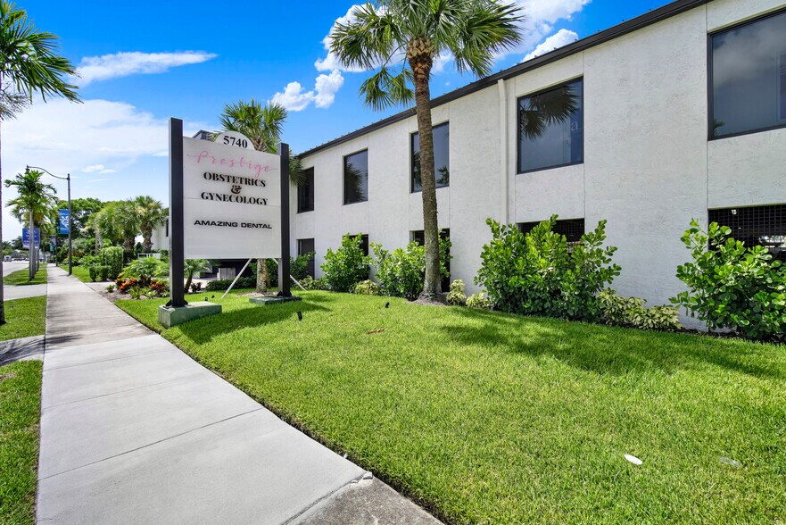 5740 Hollywood Blvd, Hollywood, FL à louer - Photo du bâtiment - Image 2 de 7