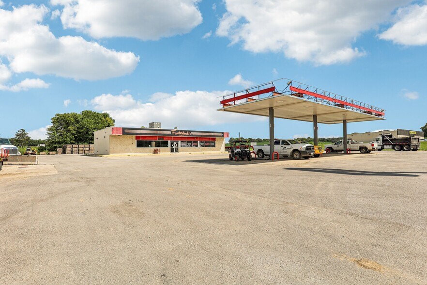 402 W Johnson St, Pocahontas, IL à vendre - Photo du bâtiment - Image 2 de 39