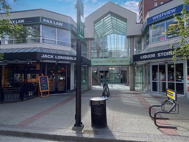 Plus de détails pour 1433 Lonsdale Ave, North Vancouver, BC - Commerce de détail à vendre