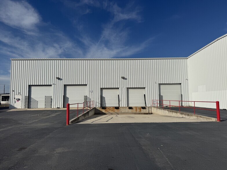 204 N WW White Rd, San Antonio, TX à louer - Photo du bâtiment - Image 3 de 13