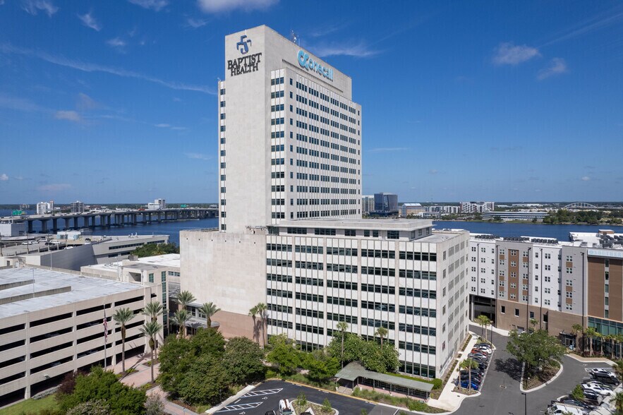 841 Prudential Dr, Jacksonville, FL à louer - Photo du bâtiment - Image 3 de 8