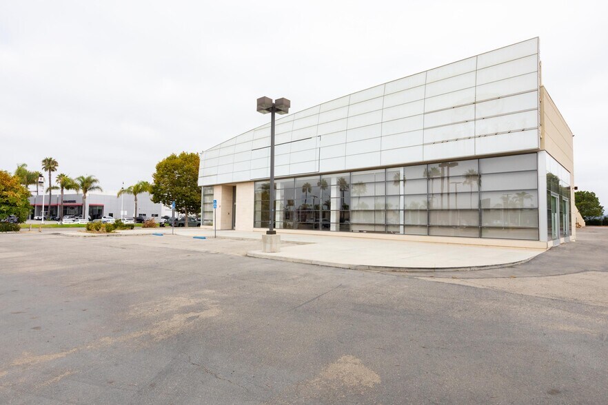 1701 Auto Center Dr, Oxnard, CA à vendre - Photo du bâtiment - Image 2 de 15