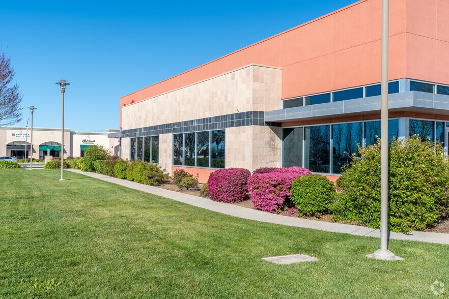 2280 Del Paso Rd, Sacramento, CA à vendre - Photo du bâtiment - Image 2 de 7