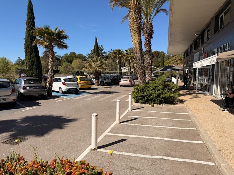 Retail in Éguilles for lease - Building Photo - Image 3 of 11