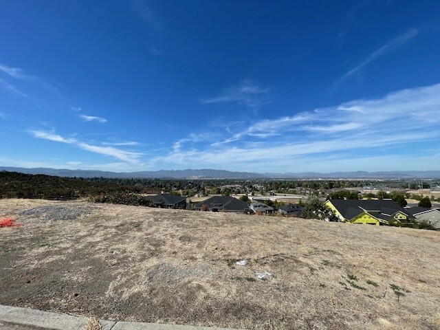 582 E La Strada Cir, Medford, OR for sale Primary Photo- Image 1 of 7