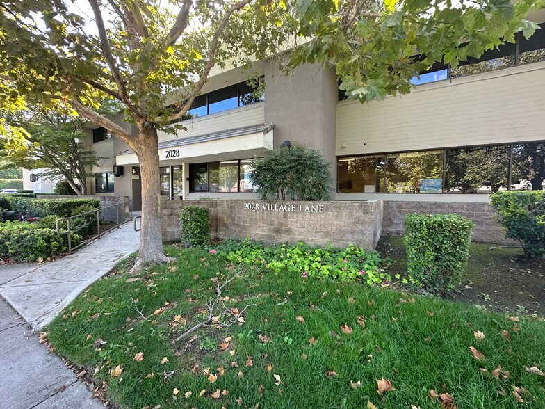 2028 Village Ln, Solvang, CA à louer - Photo du bâtiment - Image 1 de 25