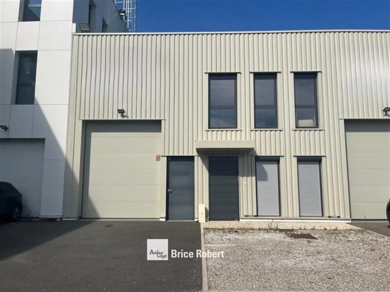 Flex in Décines-Charpieu for lease - Building Photo - Image 1 of 11