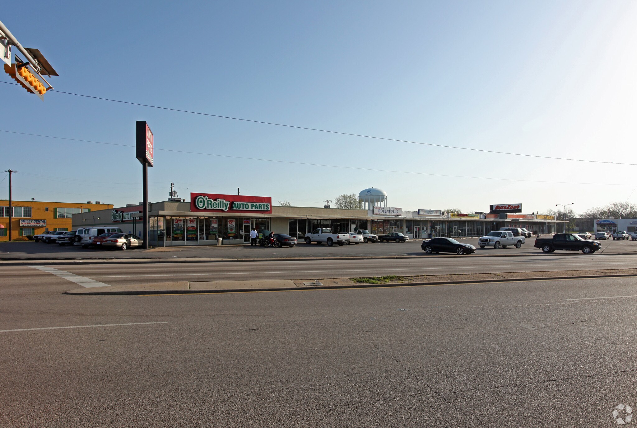 1015 E Irving Blvd, Irving, TX à louer Photo principale- Image 1 de 5