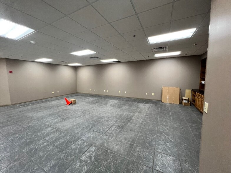 400 Moog Industrial Blvd, Smithville, TN for sale - Interior Photo - Image 2 of 34