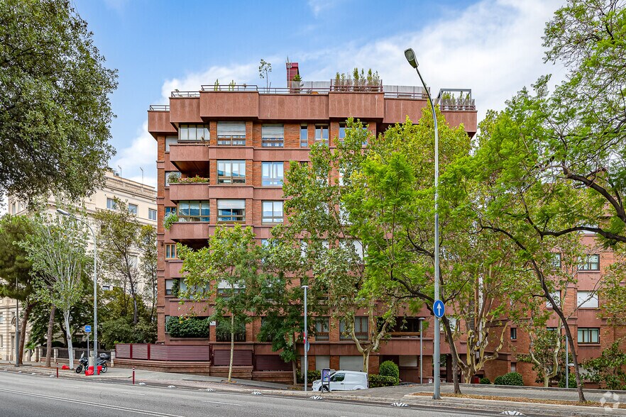 Immeuble residentiel dans Barcelone, Barcelona à vendre - Photo du bâtiment - Image 3 de 16