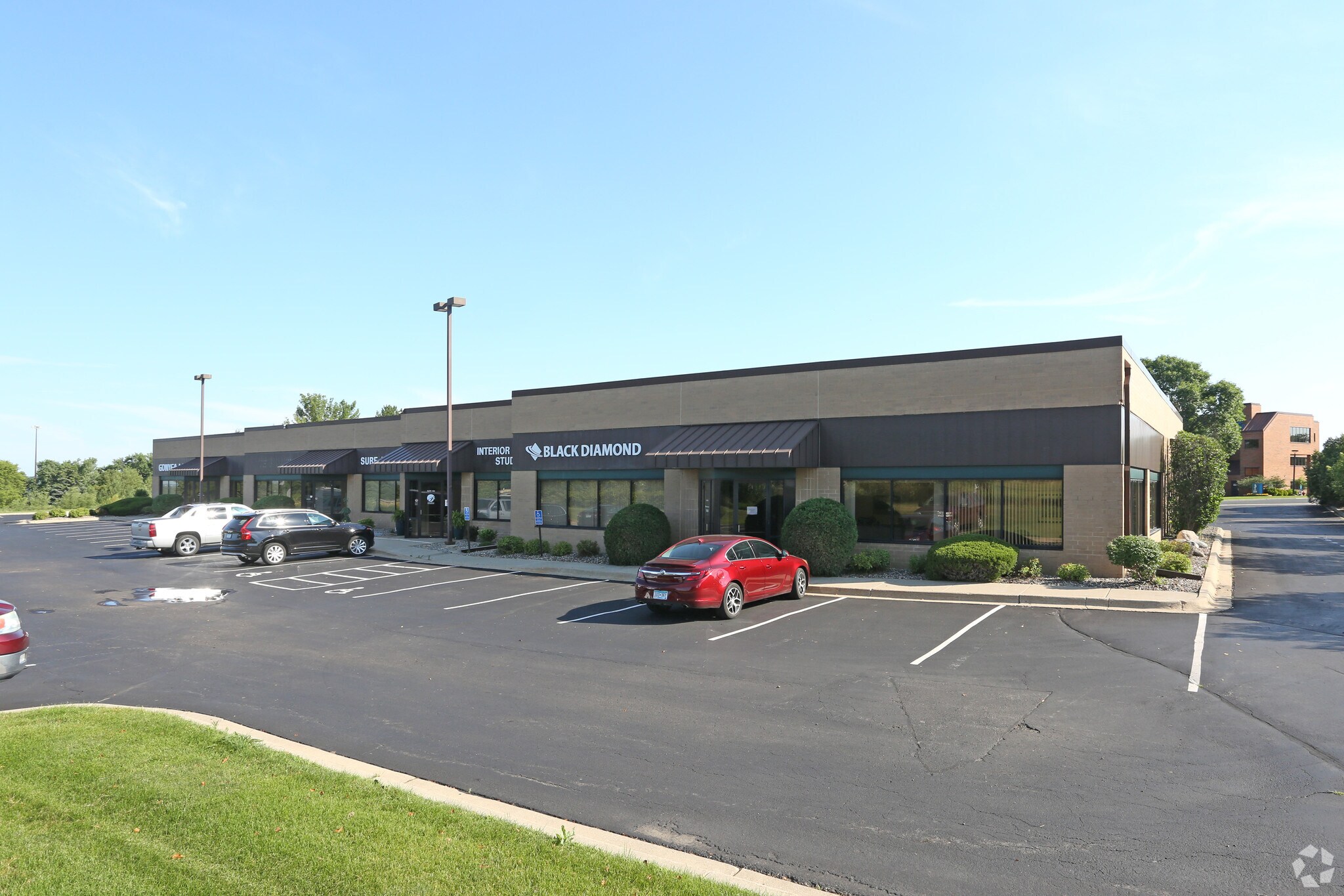 211 S River Ridge Cir, Burnsville, MN for lease Primary Photo- Image 1 of 9
