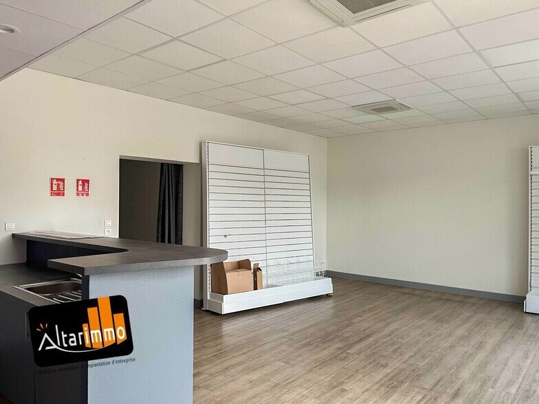 Office in Morancez for lease - Interior Photo - Image 2 of 4