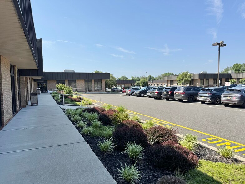 55 Schanck Rd, Freehold, NJ à louer - Photo du bâtiment - Image 2 de 4