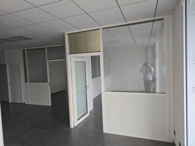 Office in Eysines for lease - Interior Photo - Image 1 of 4