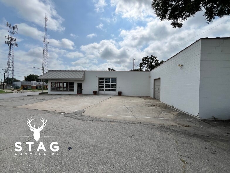 201 Eagle Dr, Denton, TX for lease - Building Photo - Image 2 of 15