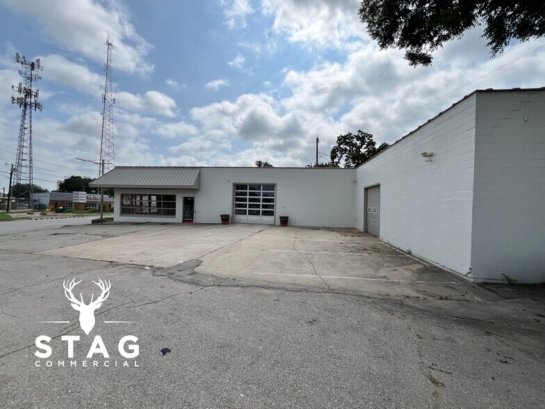 201 Eagle Dr, Denton, TX à louer - Photo du bâtiment - Image 2 de 15