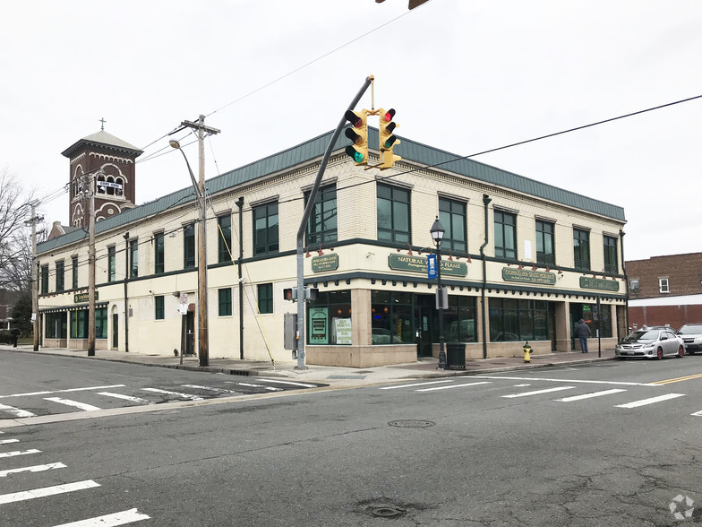 42-48 Guy Lombardo Ave, Freeport, NY for sale - Primary Photo - Image 1 of 1