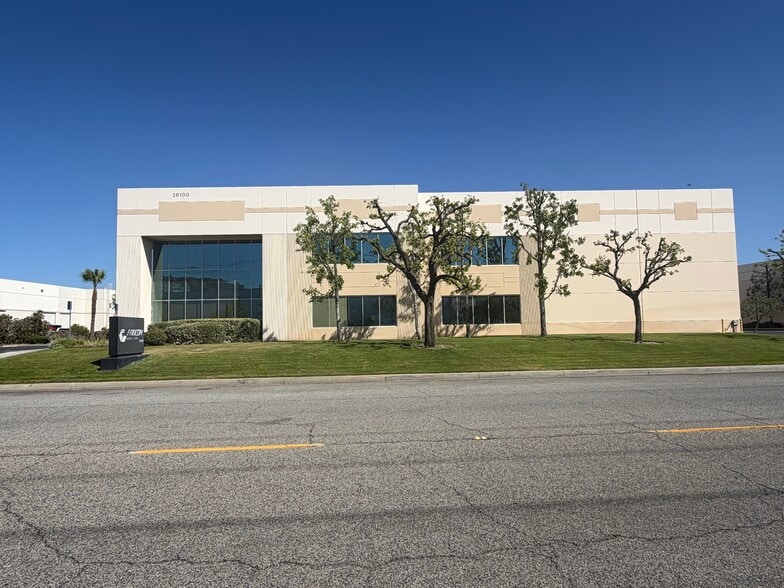 26100 Avenue Hall, Valencia, CA for lease - Building Photo - Image 2 of 3