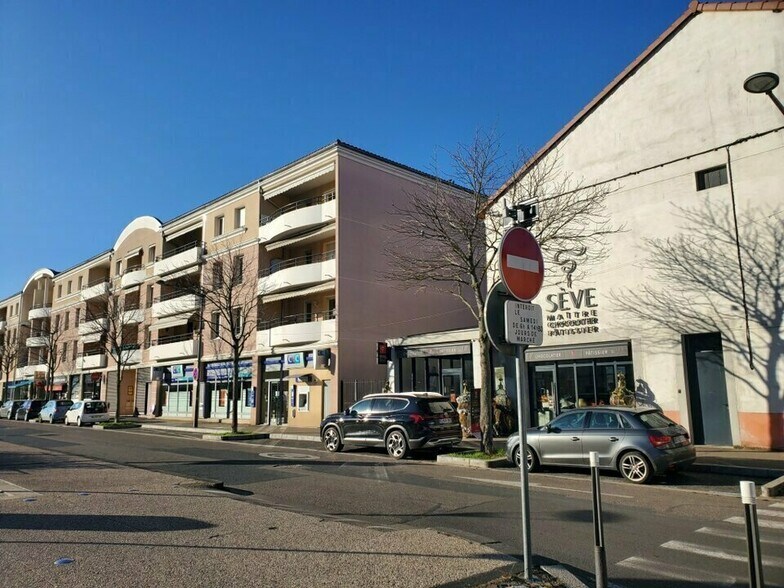 1 Place Andrée-Marie Perrin, Craponne for lease - Building Photo - Image 1 of 2