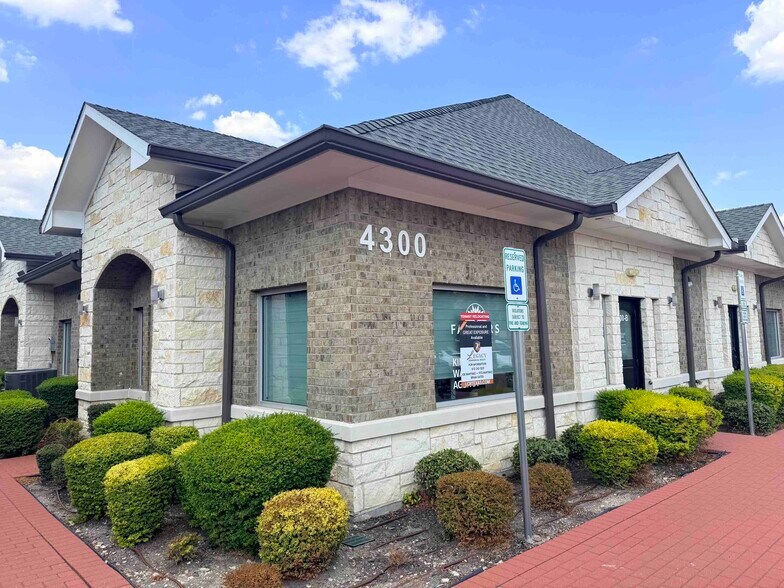 4300 Punjab Way, Frisco, TX à louer - Photo du bâtiment - Image 3 de 4