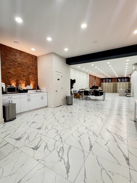 870 Dekalb Ave, Brooklyn, NY for lease - Building Photo - Image 3 of 7