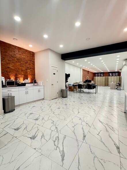 870 Dekalb Ave, Brooklyn, NY à louer - Photo du bâtiment - Image 3 de 7