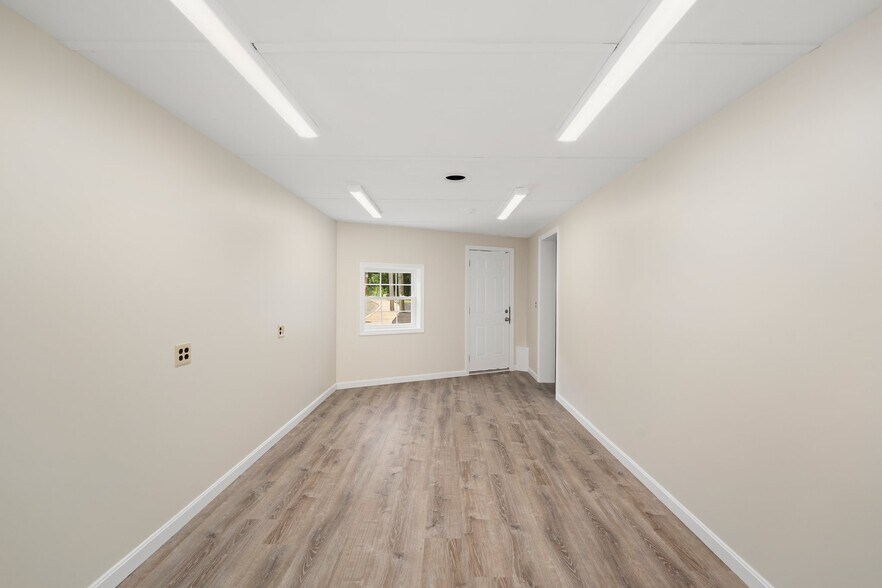 250 Manville rd, Woonsocket, RI à vendre - Photo du bâtiment - Image 3 de 9
