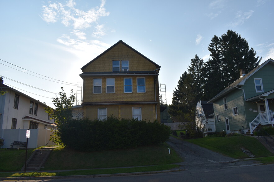 303 Robble Ave, Endicott, NY for sale - Primary Photo - Image 1 of 8