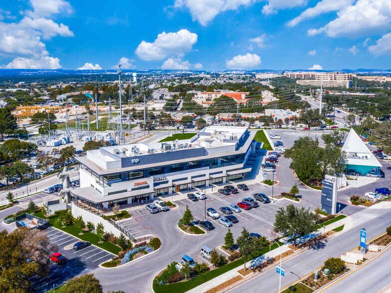 8435 Wurzbach Rd, San Antonio, TX à louer - Photo du bâtiment - Image 2 de 13