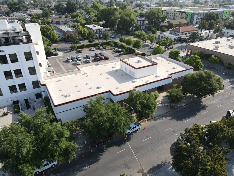 100 E Center Ave, Visalia, CA à louer - Photo du bâtiment - Image 2 de 5
