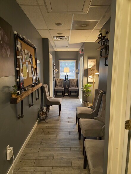 80 Bridge Plaza Dr, Manalapan Township, NJ for sale - Interior Photo - Image 2 of 8