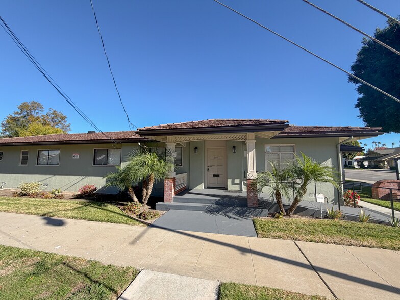 601-605 E Chapman Ave, Orange, CA à louer - Photo du bâtiment - Image 2 de 3
