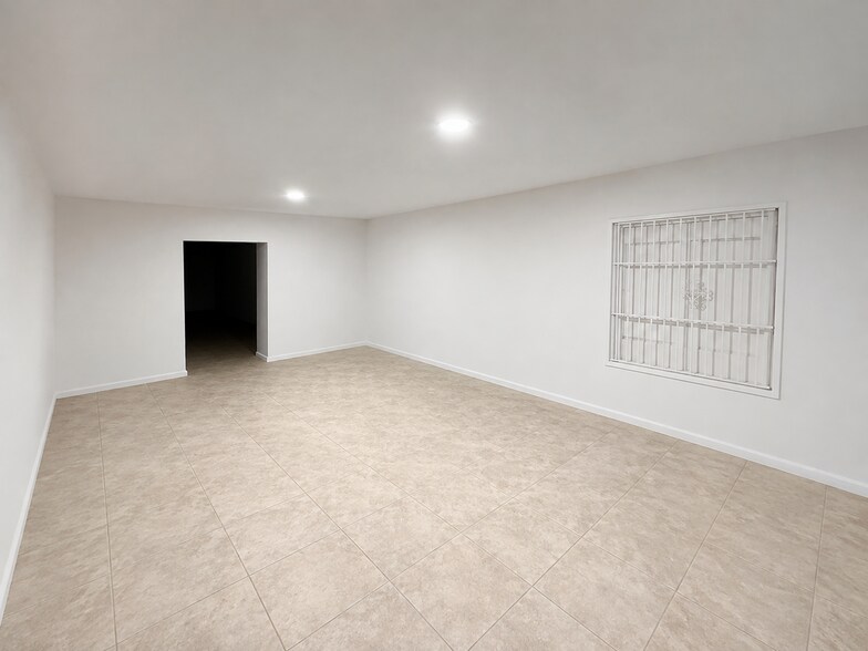 2340 SW 8th St, Miami, FL à louer - Photo du bâtiment - Image 3 de 10