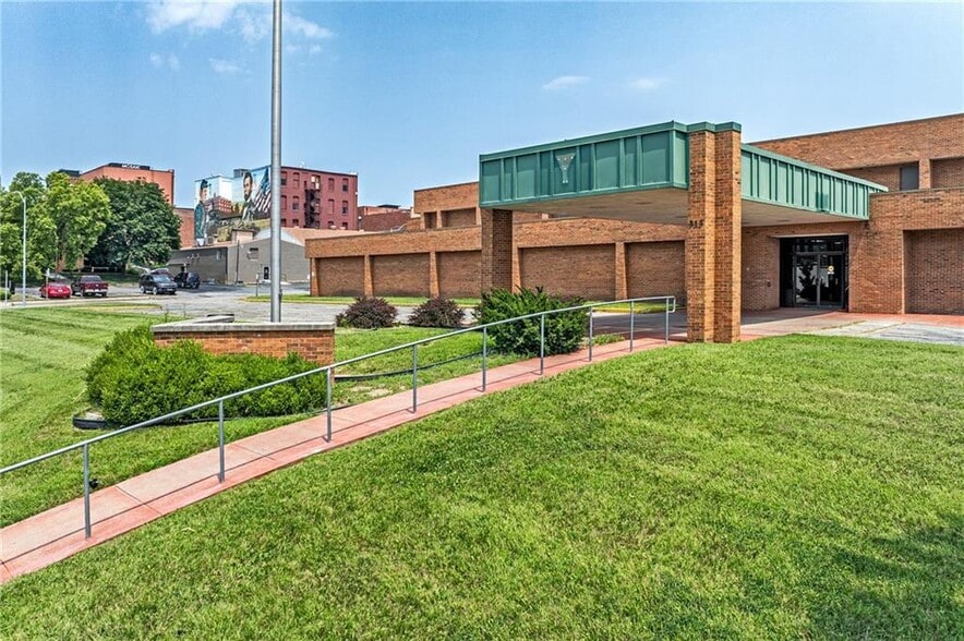 315 S 6th St, Saint Joseph, MO for sale - Building Photo - Image 1 of 33