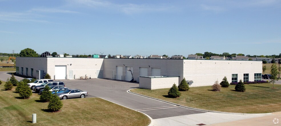 N56W24879 N Corporate Cir, Sussex, WI à vendre - Photo du bâtiment - Image 2 de 4
