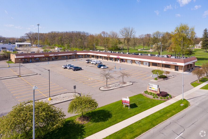 33653-33897 Five Mile Rd, Livonia, MI à louer - Photo du bâtiment - Image 1 de 9