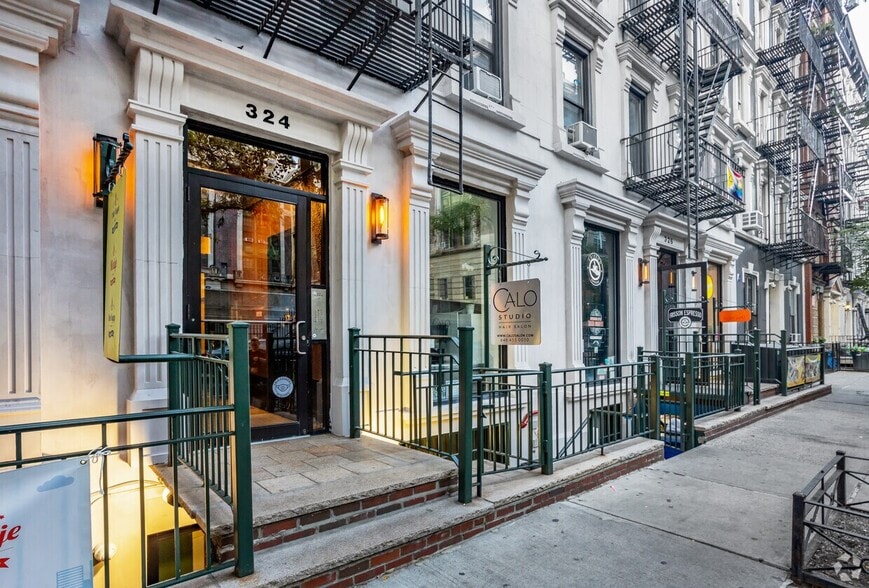 324-326 W 47th St, New York, NY for lease - Building Photo - Image 1 of 8