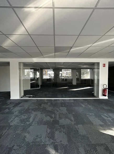 Office in Lyon for lease - Building Photo - Image 2 of 5