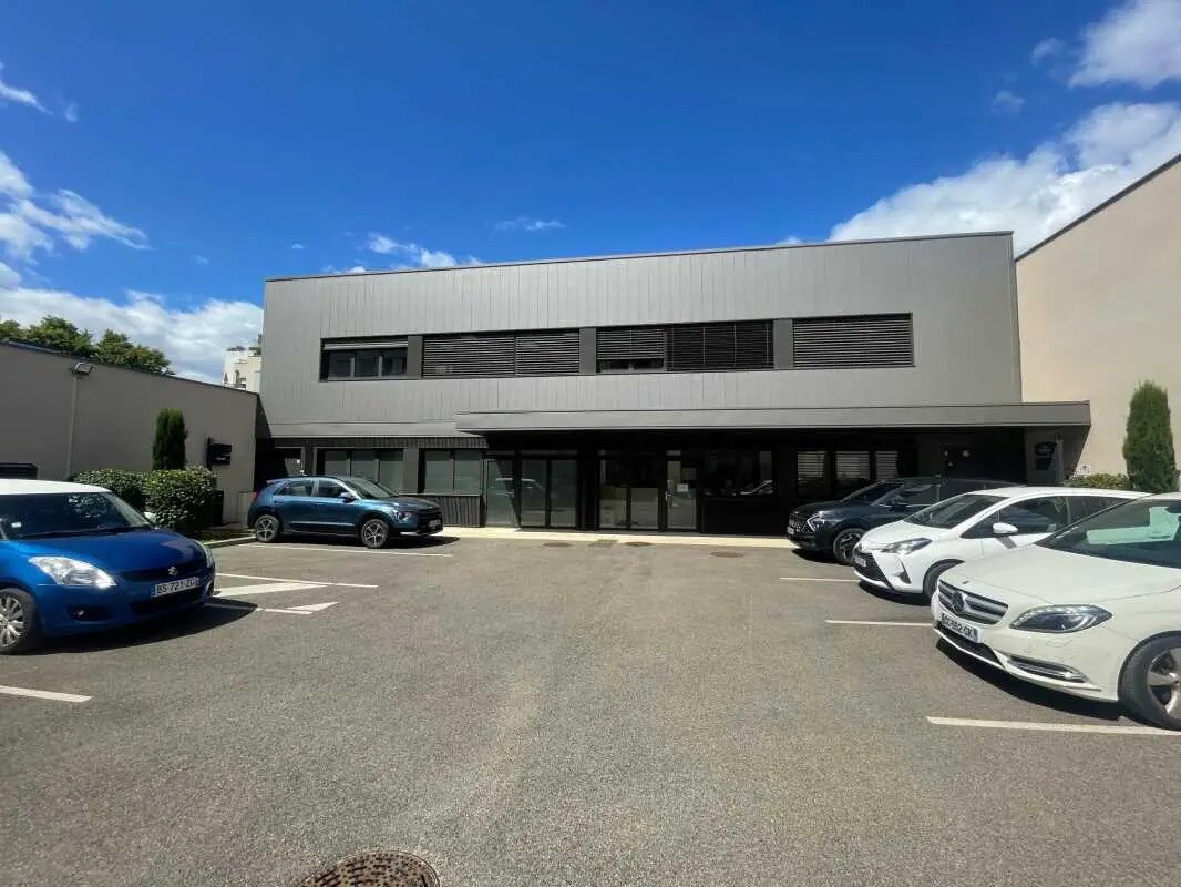Office in Villeurbanne for lease Building Photo- Image 1 of 11