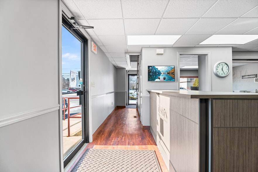 293 Bedford St, Whitman, MA for sale - Interior Photo - Image 3 of 25