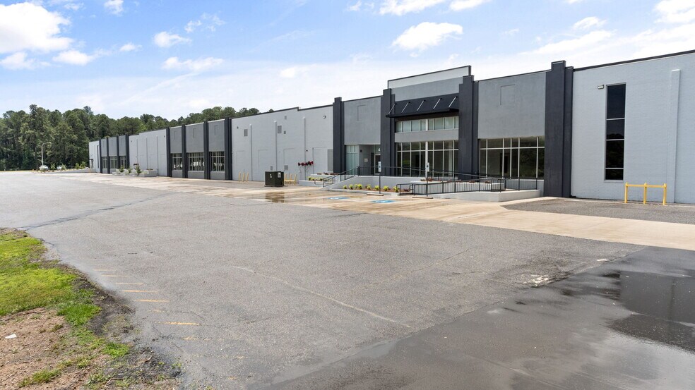 4102 S Miami Blvd, Durham, NC à louer - Photo du bâtiment - Image 1 de 2