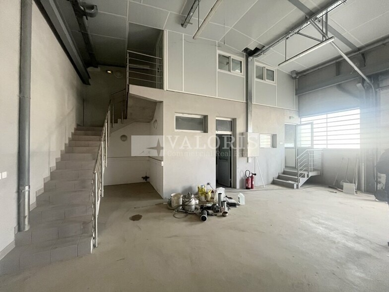 Flex in Villeurbanne for lease - Interior Photo - Image 3 of 6